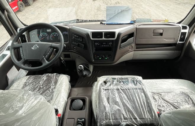 Bảng Điều Khiển: Thiết kế hướng về phía người lái với các nút bấm được bố trí khoa học