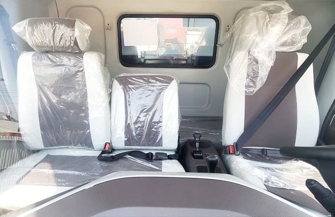 Ghế lái được trang bị hệ thống giảm chấn bằng lò xo và thủy lực